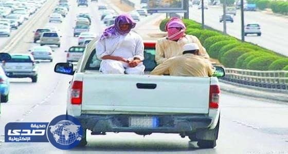 مرور القصيم يلزم المنشآت بتوفير باصات ومنع نقل العمال في السيارات المكشوفة